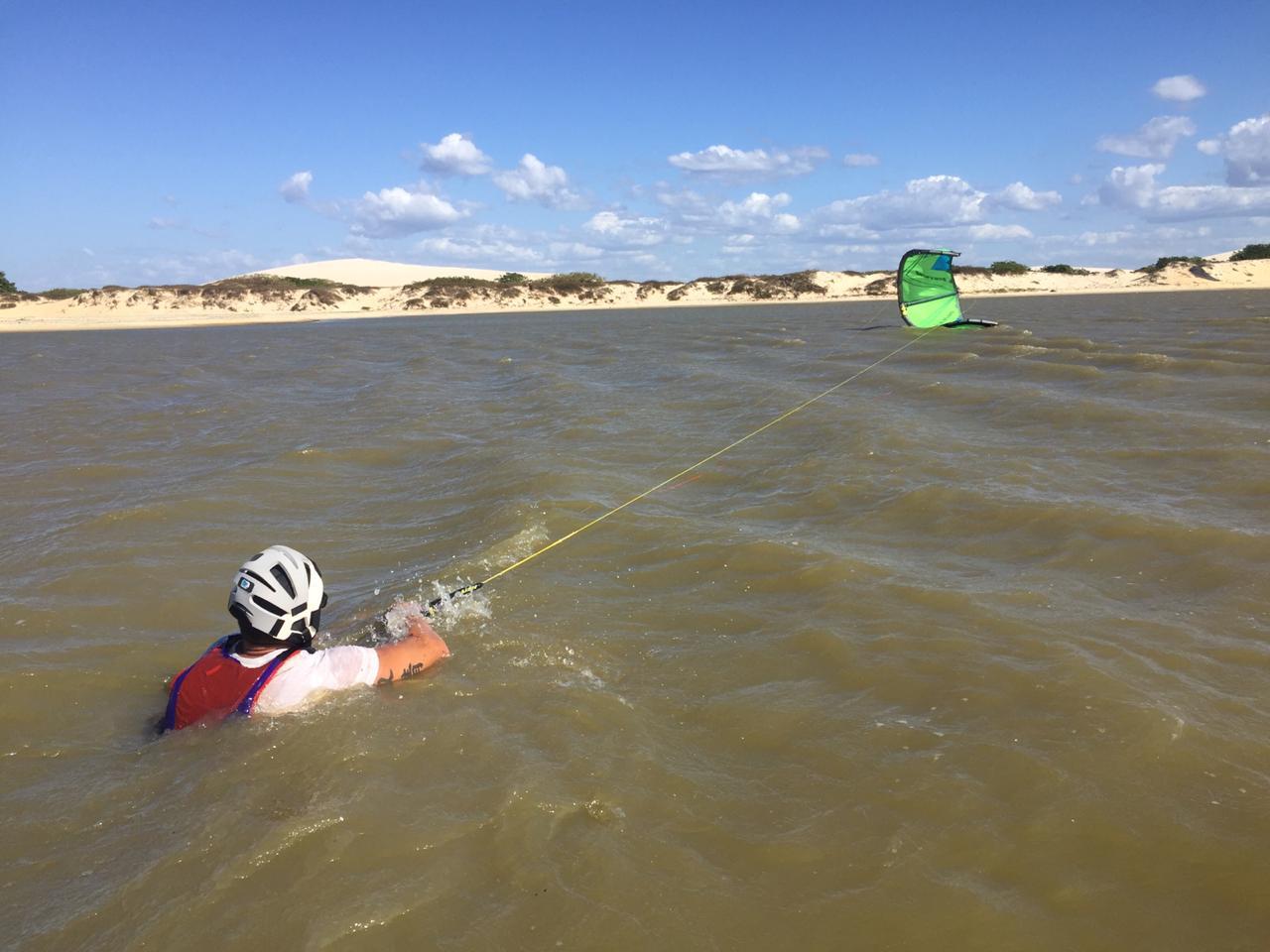 Aluno praticando body drag na água