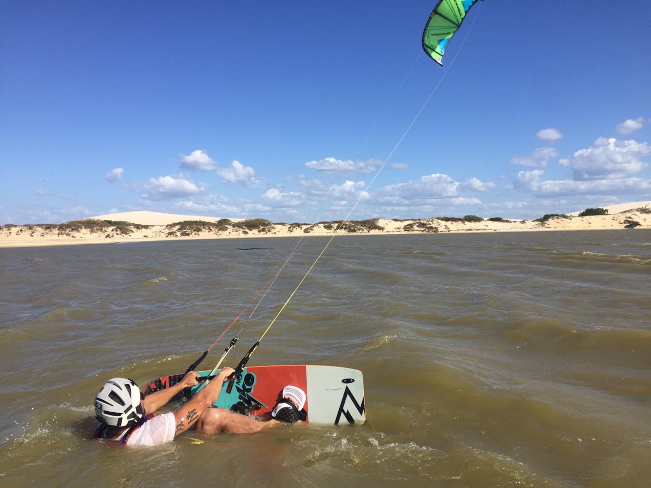 Aluno em posição de controle estável com o kite